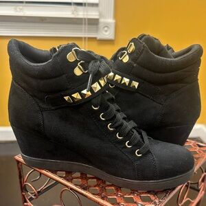 🖤 Great Black Wedge Boot With Gold Trim! 💛 Size 10 Best Offer Accepted!